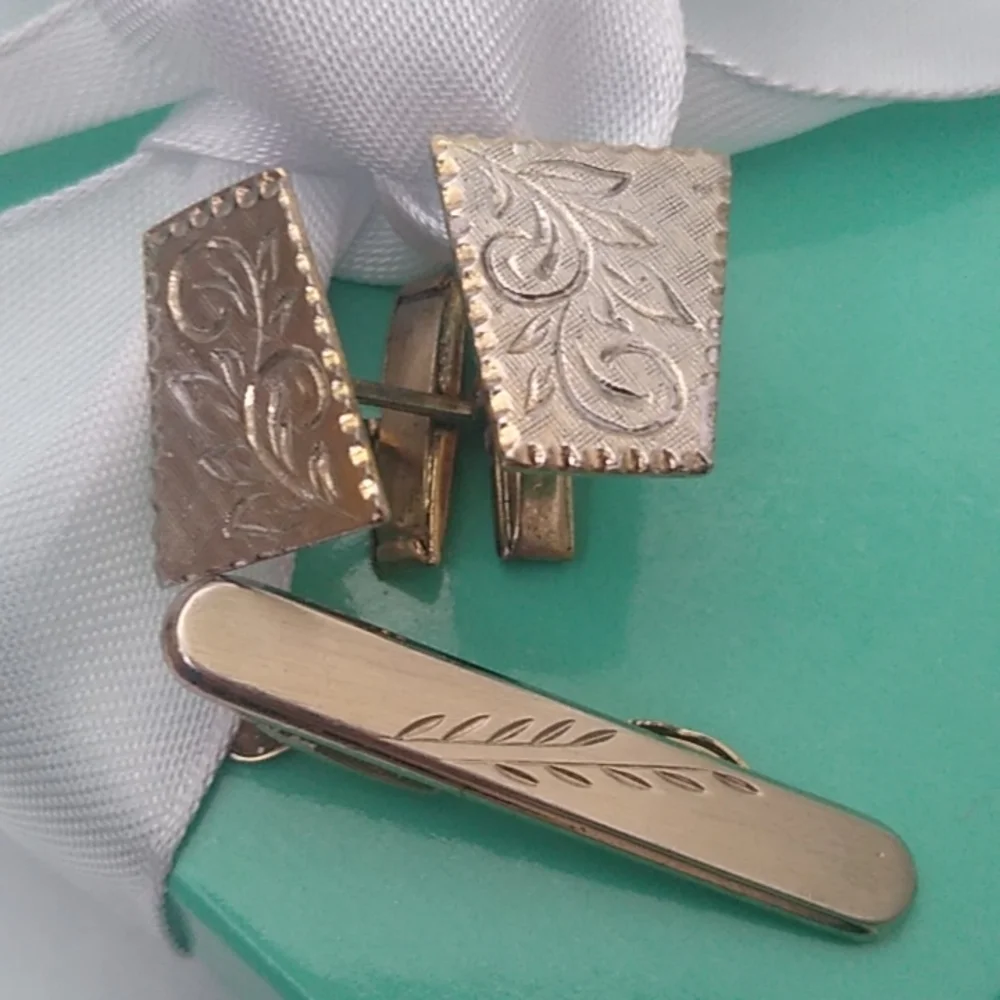 Vintage Goldtone Etched Hickok USA Tie Bar and Trapezoid Shaped Cufflink…